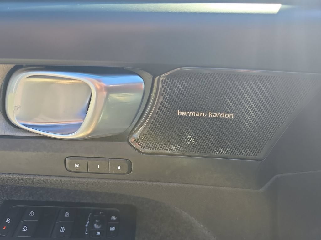 2023 Volvo XC40 Ultimate Dark Theme