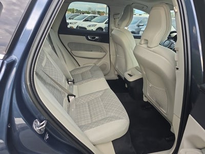 2022 Volvo XC60 B5 Momentum